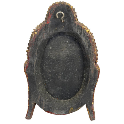 Direct zicht op de holle binnenzijde van het monolithische houten fragment, volledig gecoat met de originele zwarte Thit-si laklaag en voorzien van een metalen ophangoog.