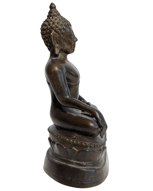 Antiek boeddhabeeld van brons in Bhumisparsha mudra