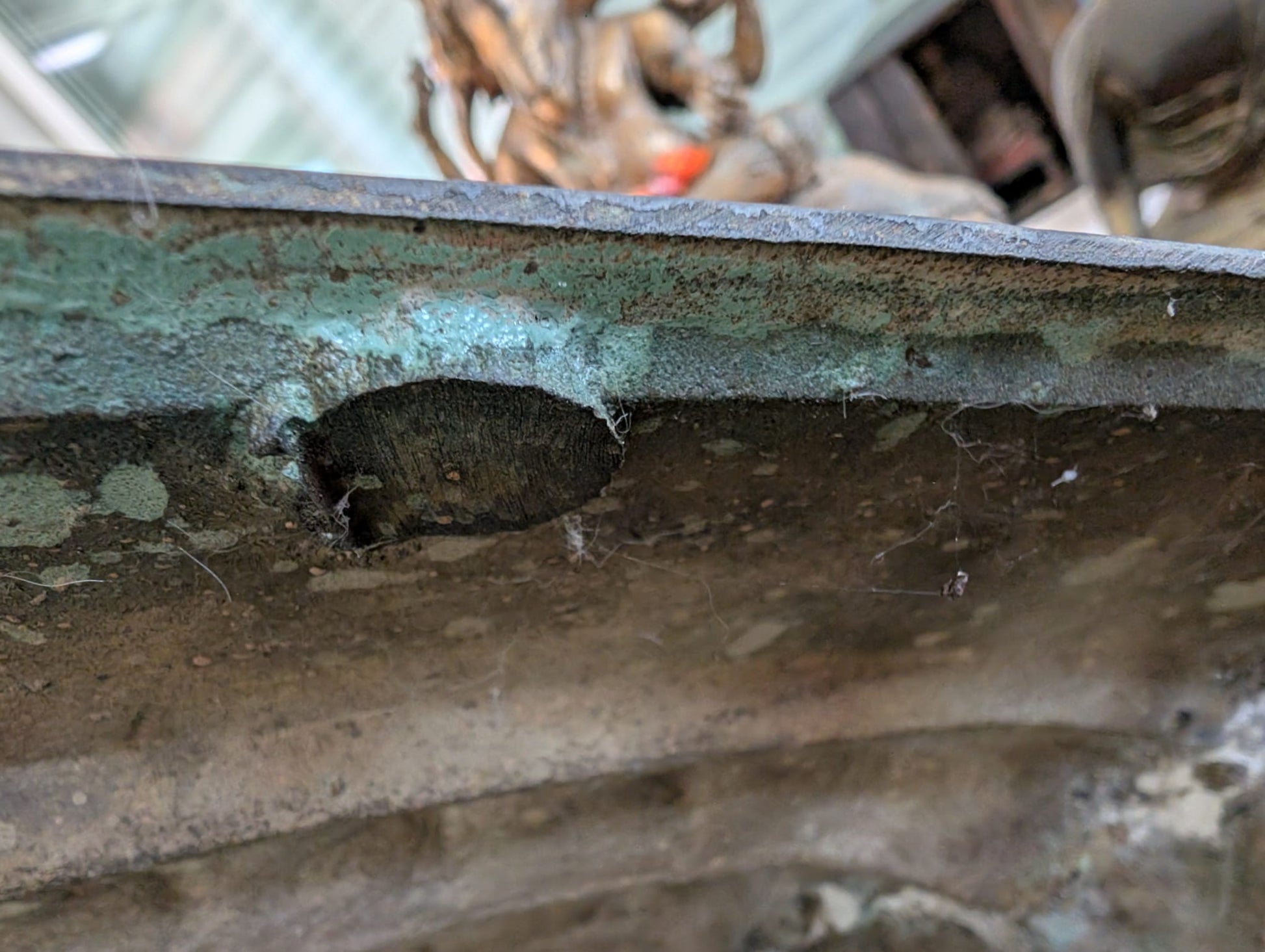 Antiek Thais Boeddhabeeld met zware traditionele gieting