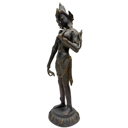 Achterzijde van de bronzen Tara sculptuur met gedetailleerde gewaden.