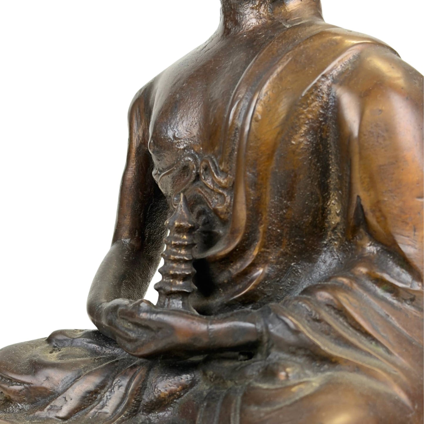 Antiek bronzen Boeddhabeeld met zichtbare interne markeringen, oude oxidatie en zware gieting en stupa