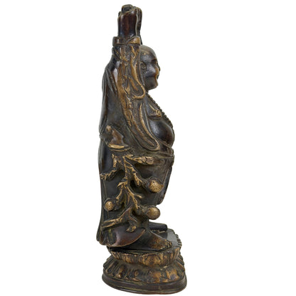 Zijkant van het zware antieke Budai altaarbeeld met weergave van de traditionele gewaadplooien