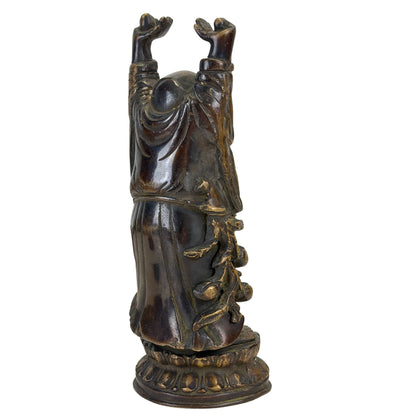 Schuin achteraanzicht van de bronzen Lachende Boeddha met zichtbare historische gietnaad