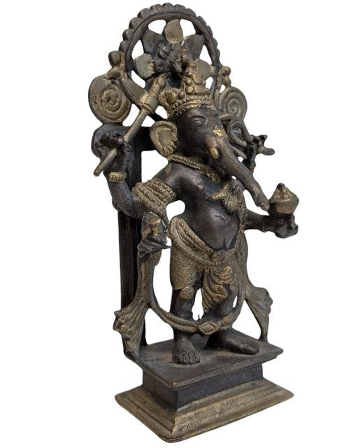 Antiek zwaar bronzen Ganesha beeld met vuurvergulding en open aura, Himalaya 18e–19e eeuw