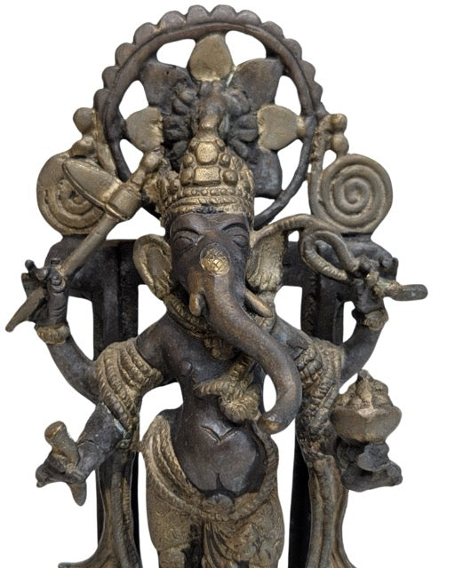 Antiek zwaar bronzen Ganesha beeld met vuurverguld oppervlak en rituele uitstraling