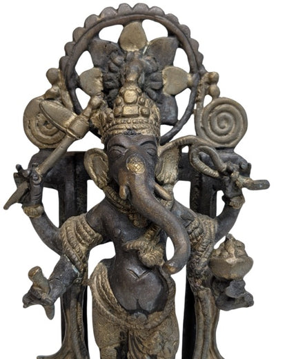 Antiek zwaar bronzen Ganesha beeld met vuurverguld oppervlak en rituele uitstraling