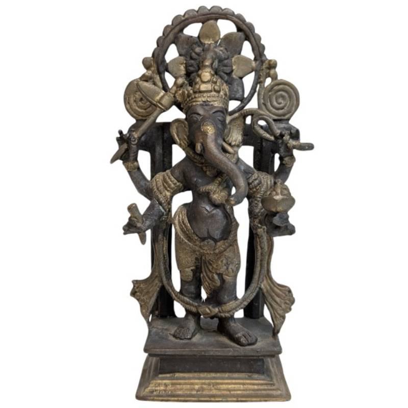 Antiek zwaar bronzen Ganesha beeld met vuurvergulding, staand met halo, Himalaya 18e–19e eeuw