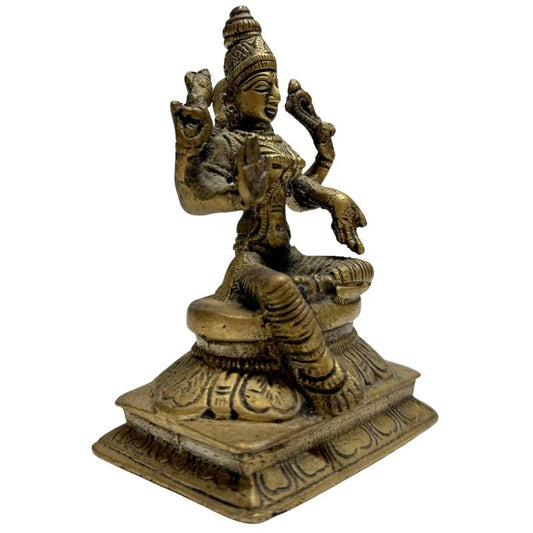 Bronzen beeld van Lakshmi met vier armen op een lotus pedestal
