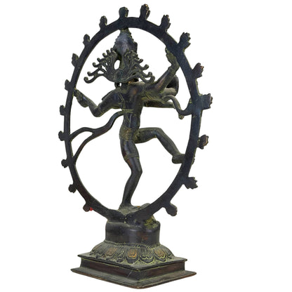 Achteraanzicht van het ongetoucheerde antieke Nepalese bronsbeeld van Shiva Nataraja met natuurlijke atmosferische patinering