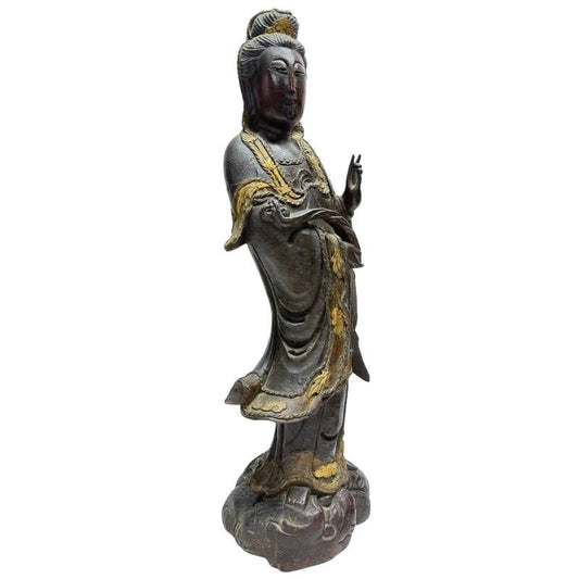 Antiek Chinees houten Guanyin beeld met resten van bladgoud