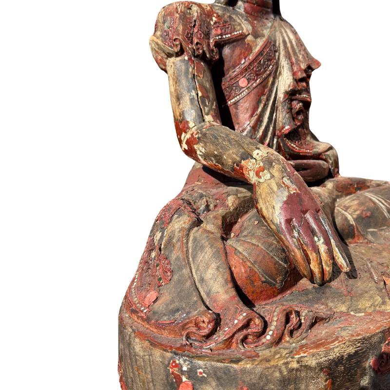 Antiek houten Boeddhabeeld uit Birmese tempeltraditie
