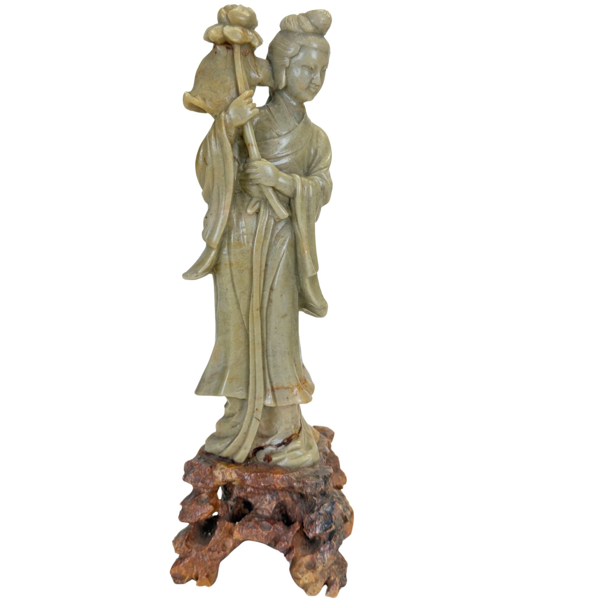 Vooraanzicht van een antiek 18e-eeuws houten tempelpaneel met de godin Lakshmi uit Zuid-India.