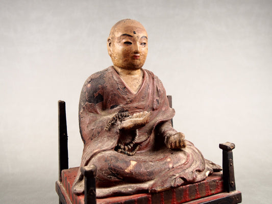 Antiek houten beeld van Kobo Daishi in Japanse zushi schrijn
