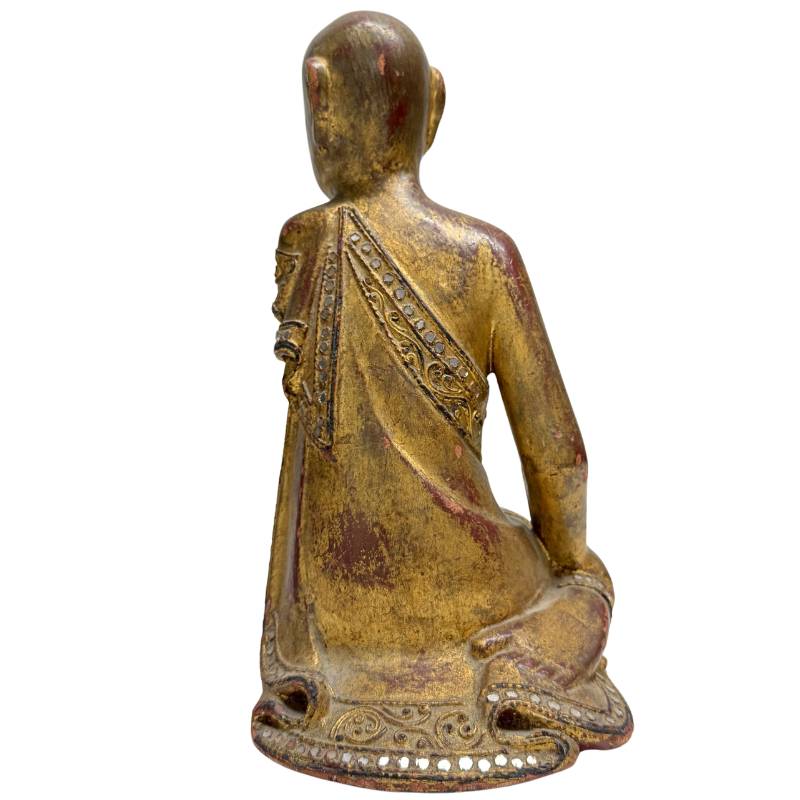 Recht achteraanzicht van het houten beeld met zichtbare patina en houtsnijwerk.