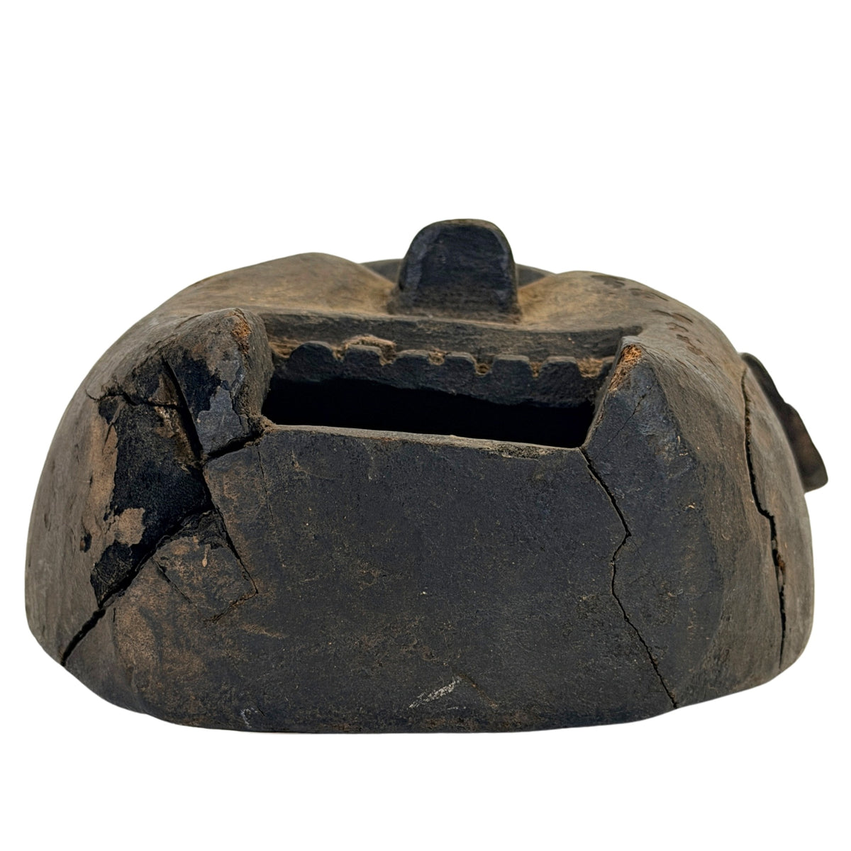 Bovenaanzicht van antiek Nepalees houten sjamanenmasker met donkere patina en droogtescheuren