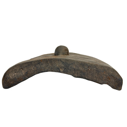 Bovenrand van antiek Nepalees houten masker met donkere patina en snijsporen