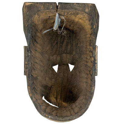 Achterzijde van antiek Nepalees sjamanenmasker met diep uitgeholde binnenzijde