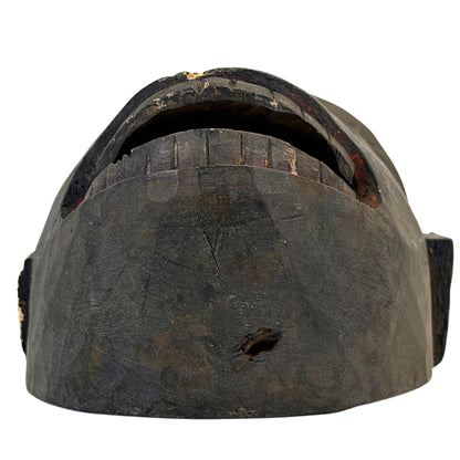 Onderzijde van antiek Nepalees sjamanenmasker met brede mond en oude slijtage