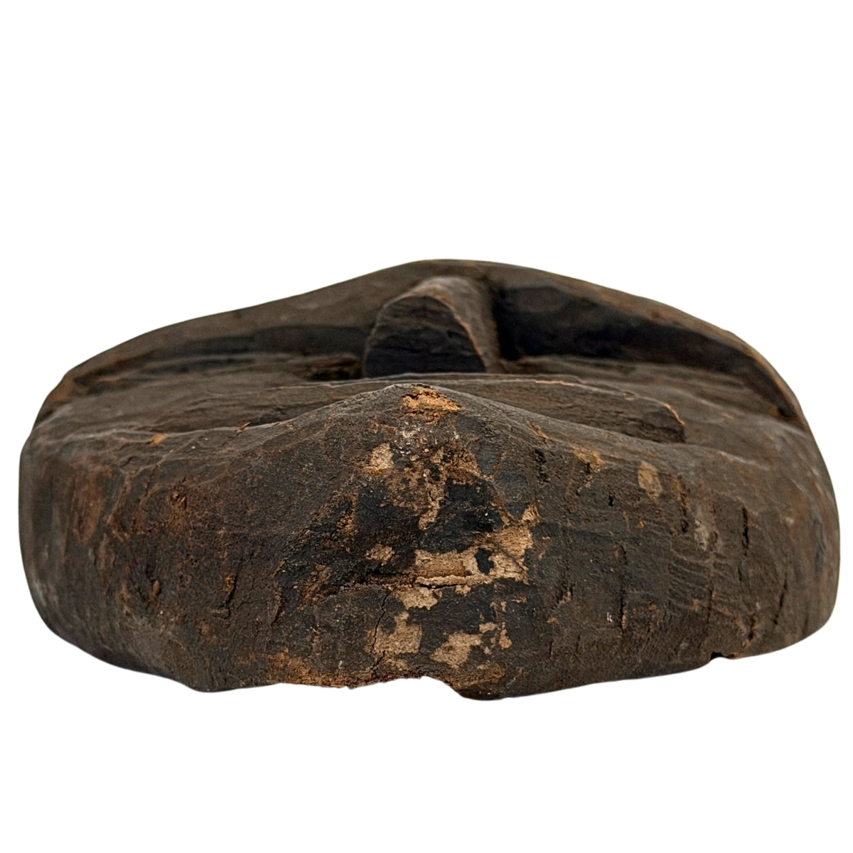 Onderzijde van antiek Nepalees sjamanenmasker met oude slijtage en donker patina