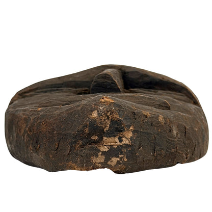 Onderzijde van antiek Nepalees sjamanenmasker met oude slijtage en donker patina