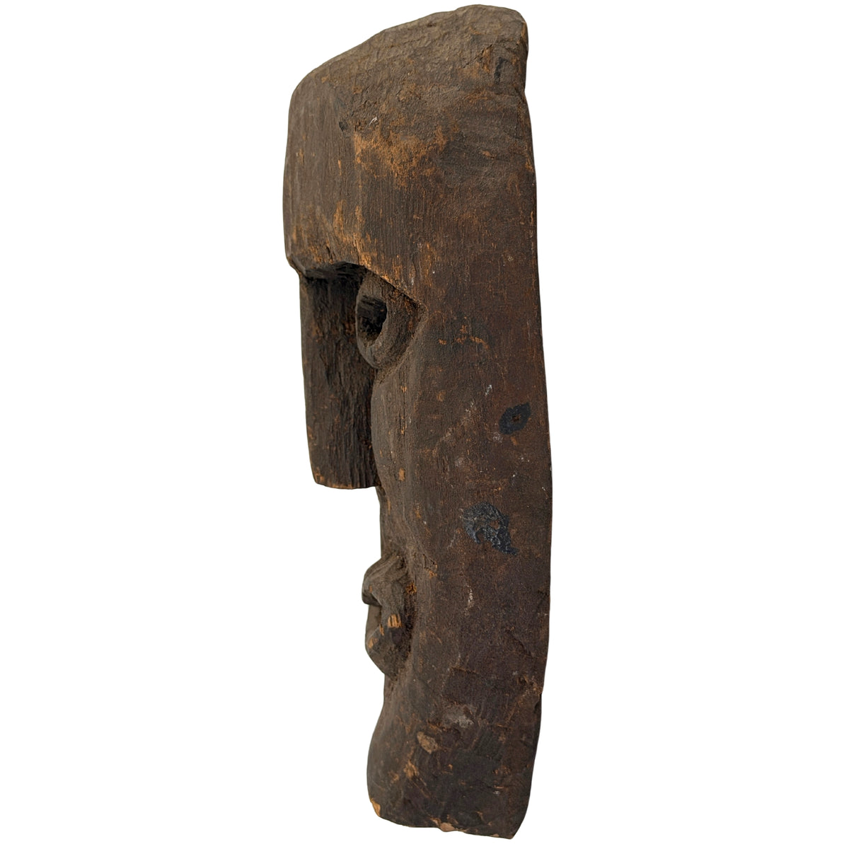 Rechter zijaanzicht van antiek Nepalees houten sjamanenmasker met lange neus
