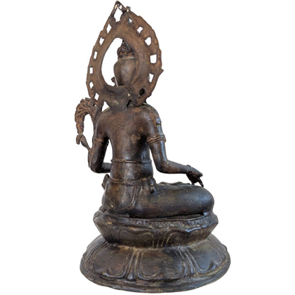 Oud ritueel bronzen beeld met natuurlijke oxidatie en slijtage