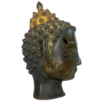 Volledig zijaanzicht toont de diepe bruine patina en groene oxidatie op het brons.
