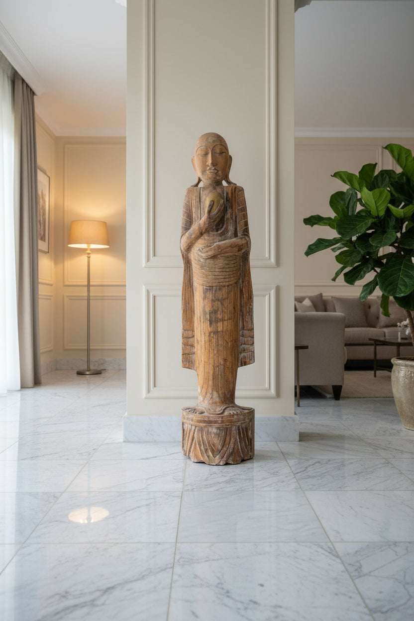 Monumentaal antiek teakhouten Medicijn Arhat beeld uit de 18e eeuw Ava periode in brute Wabi Sabi stijl
