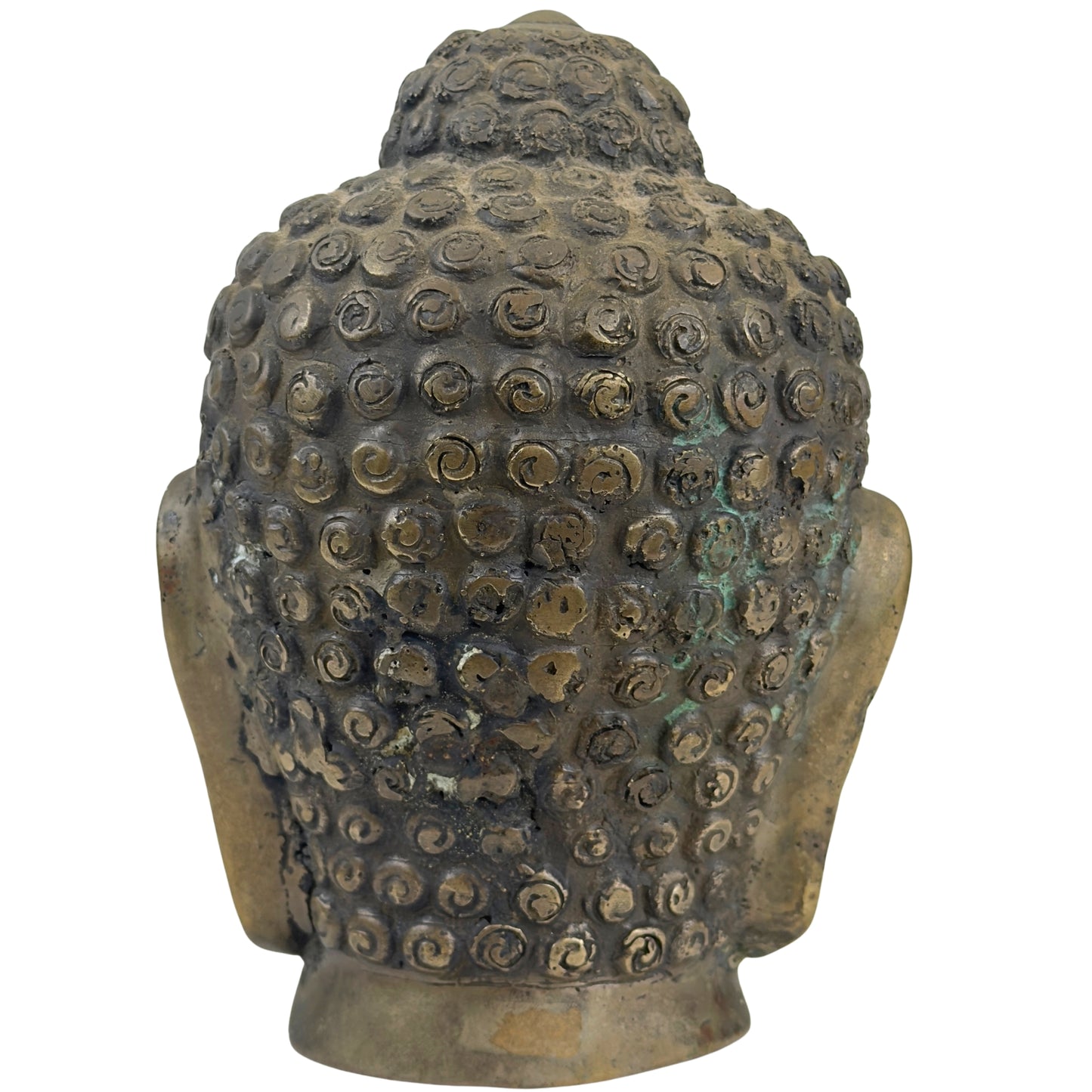 Achterzijde van een antiek Thais bronzen Boeddhahoofd met traditioneel uitgewerkte spiraalkrullen.