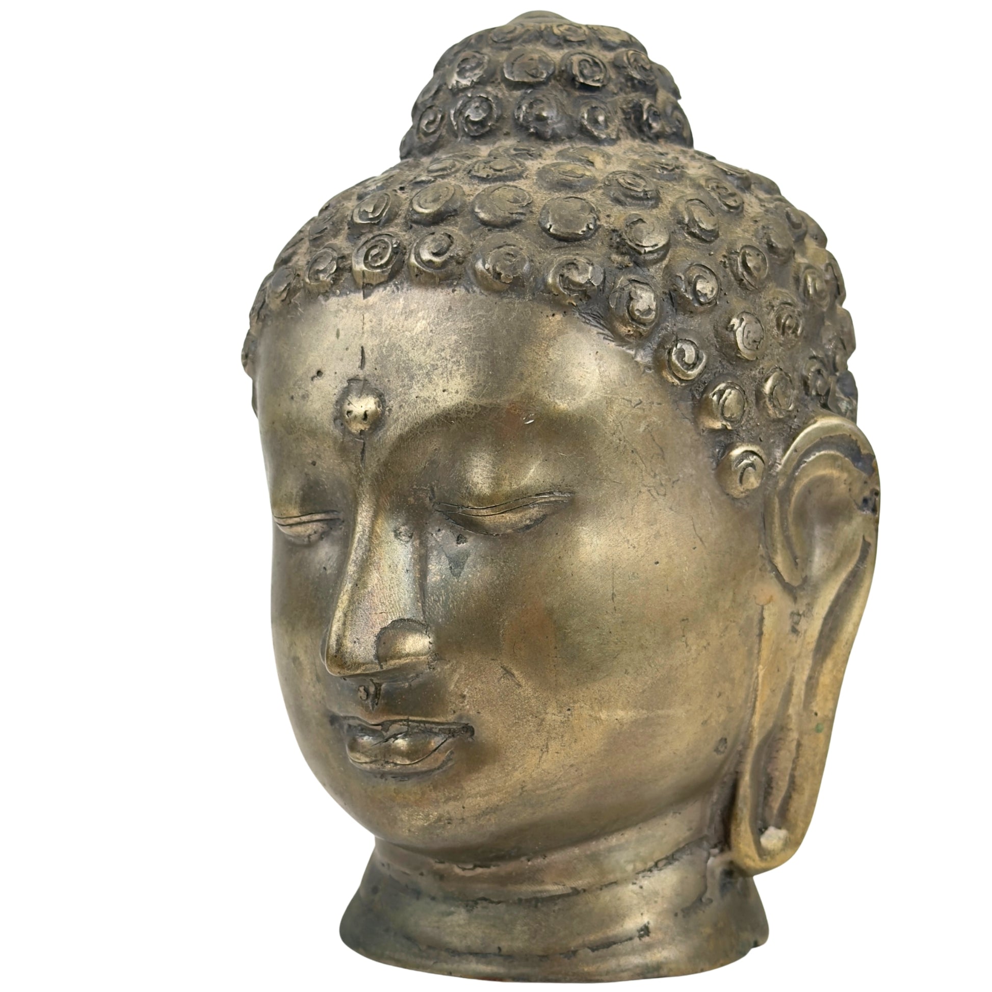 Rechter voorzijde van een antiek Thais bronzen Boeddhahoofd in Sukhothai-stijl.