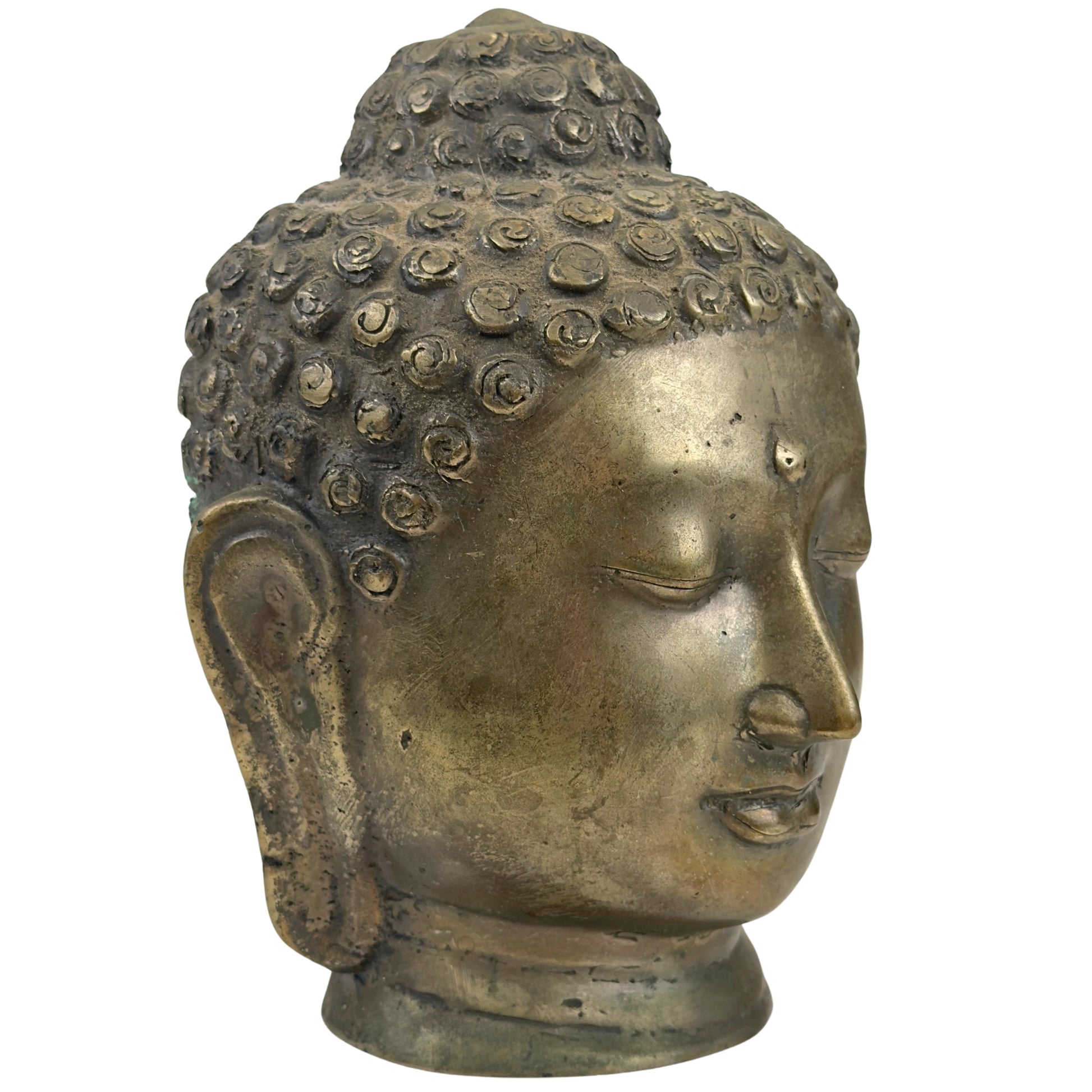 Linkervoorzijde van een antiek Thais bronzen Boeddhahoofd in Sukhothai-stijl met natuurlijke patina.