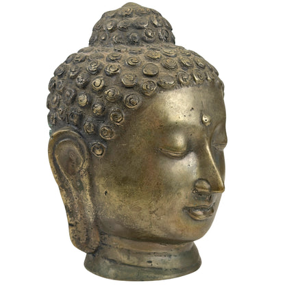 Linkervoorzijde van een antiek Thais bronzen Boeddhahoofd in Sukhothai-stijl met natuurlijke patina.