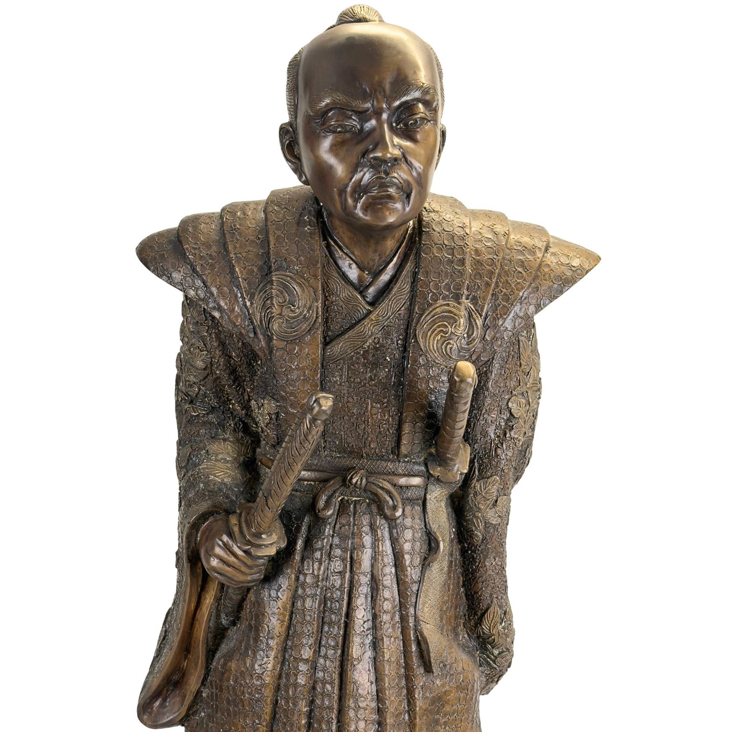 Monumentaal antiek Japans bronzen beeld van een Samurai krijgsheer in ceremoniële Kamishimo kledij uit de Meiji-periode.