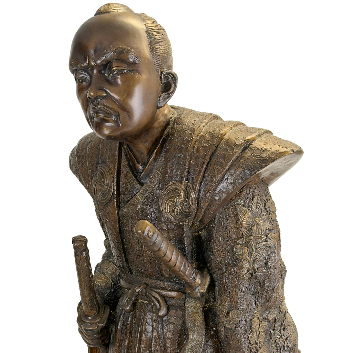 Close-up van het bovenlichaam met de focus op de gekruiste kraag van de kimono en de Tomoe-mon familiewapens op de borst.