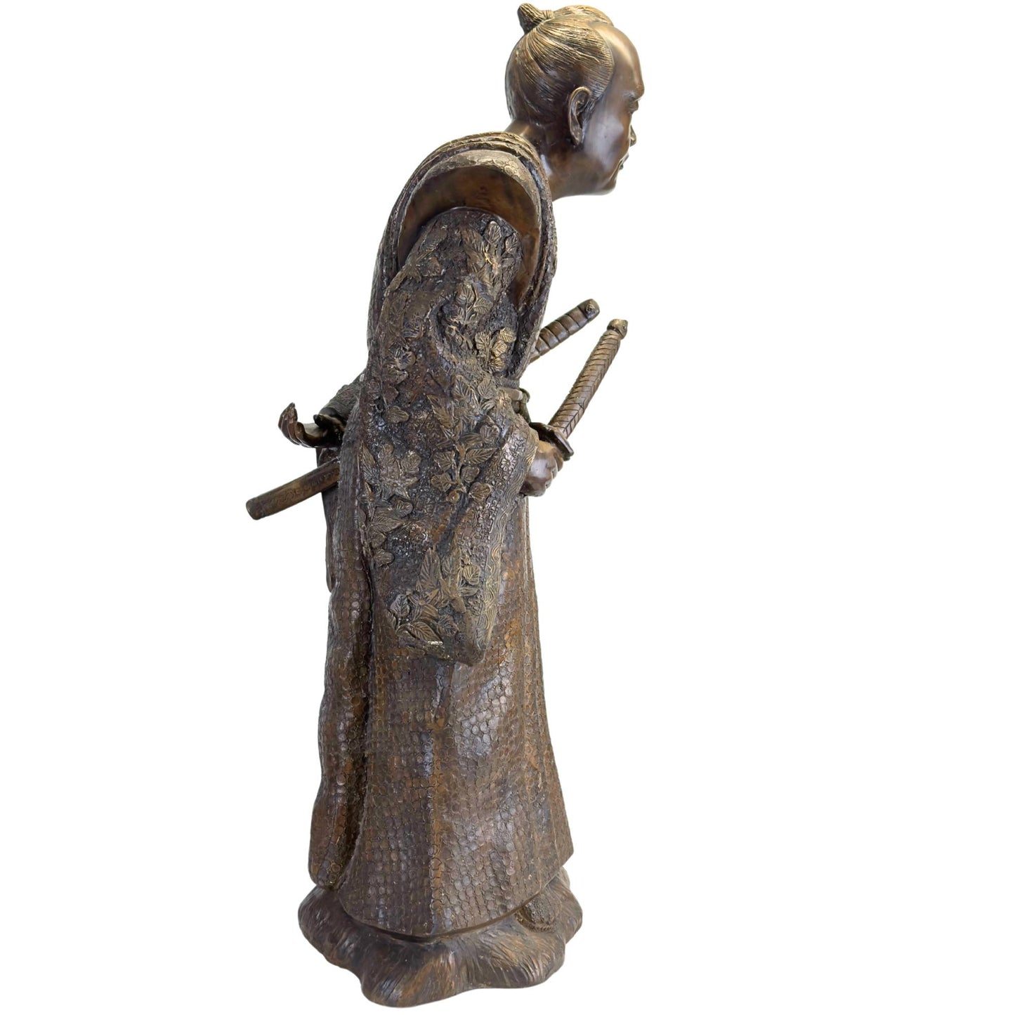 Detailopname van de zwaardgrepen van de Katana en Wakizashi gestoken in de Obi-gordel van het bronzen beeld.