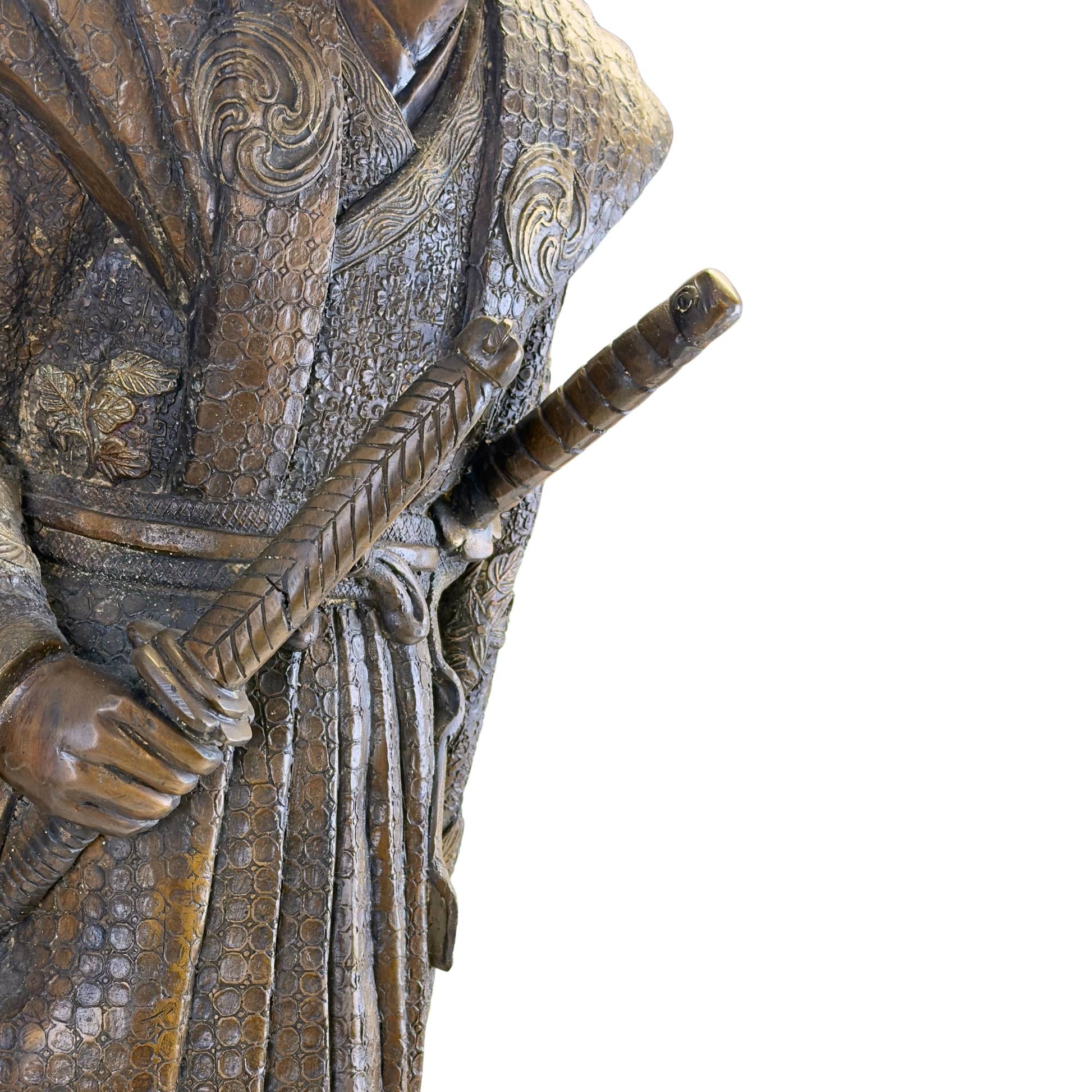 Close-up van het schouderstuk met handgeciseleerd reliëfpatroon en het traditionele Tomoe familiewapen.