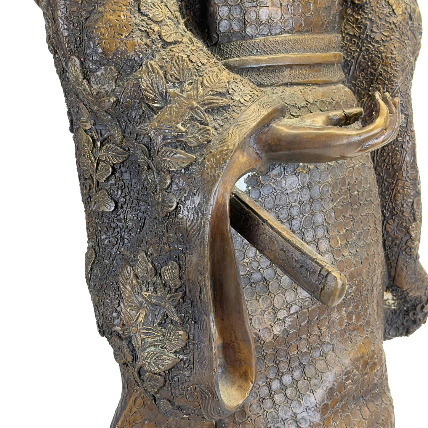 Macro-opname van de open mouw tonend het fijne reliëfpatroon met florale motieven en de greep van het Wakizashi-zwaard.