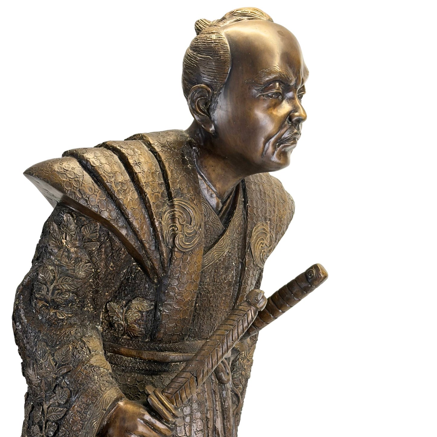 Profielaanzicht van het Japanse bronzen sculptuur tonend de karakteristieke dynamische houding en diepe patina.