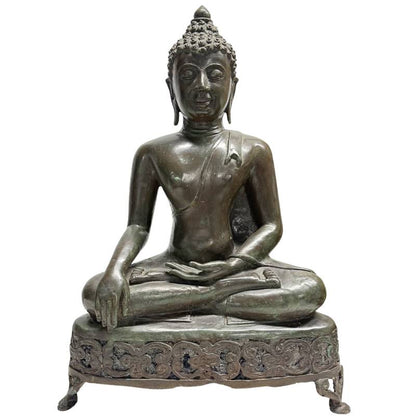 Frontaanzicht van de monumentale antieke bronzen Shakyamuni Boeddha in Bhumisparsha mudra op een zeldzame opengewerkte altaartroon met diepe olijfgroene patina.