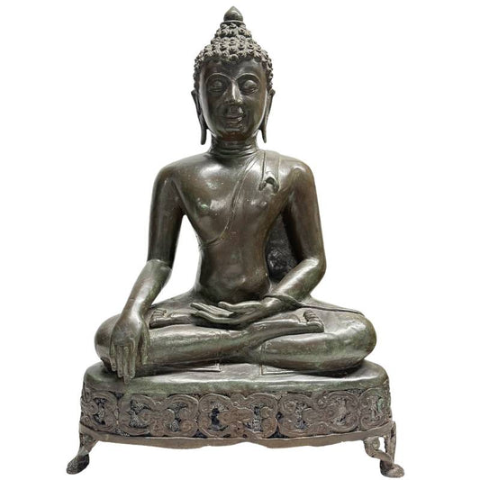 Frontaanzicht van de monumentale antieke bronzen Shakyamuni Boeddha in Bhumisparsha mudra op een zeldzame opengewerkte altaartroon met diepe olijfgroene patina.