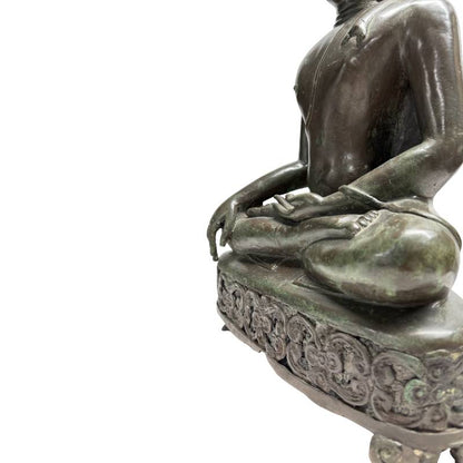 Detailopname van de linkerzijde van de troonbasis en de rustende hand in de schoot, illustrerend de versteende resten van tempelroet en wierookas.