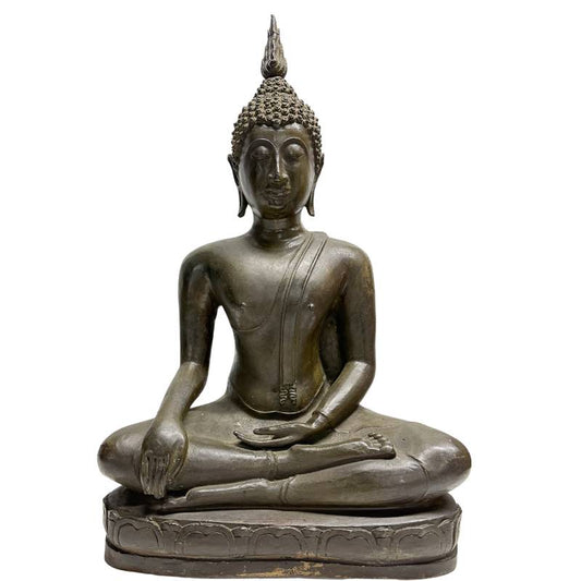Frontaanzicht van de antieke Thaise bronzen Sukhothai Boeddha in Bhumisparsha mudra op een lotuspedestal met een diepe olijfgroene patina.