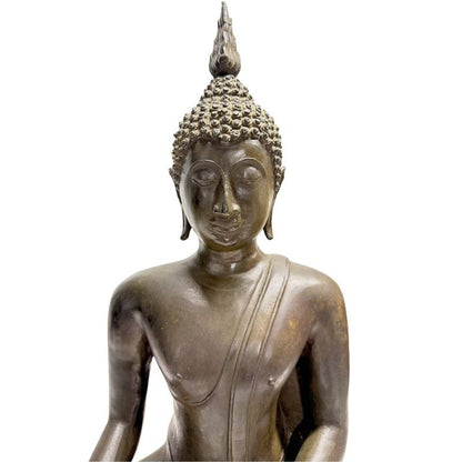 Close-up vooraanzicht van het serene gelaat en de torso met de fijn gedefinieerde haarkrullen en de karakteristieke slanke neuslijn.