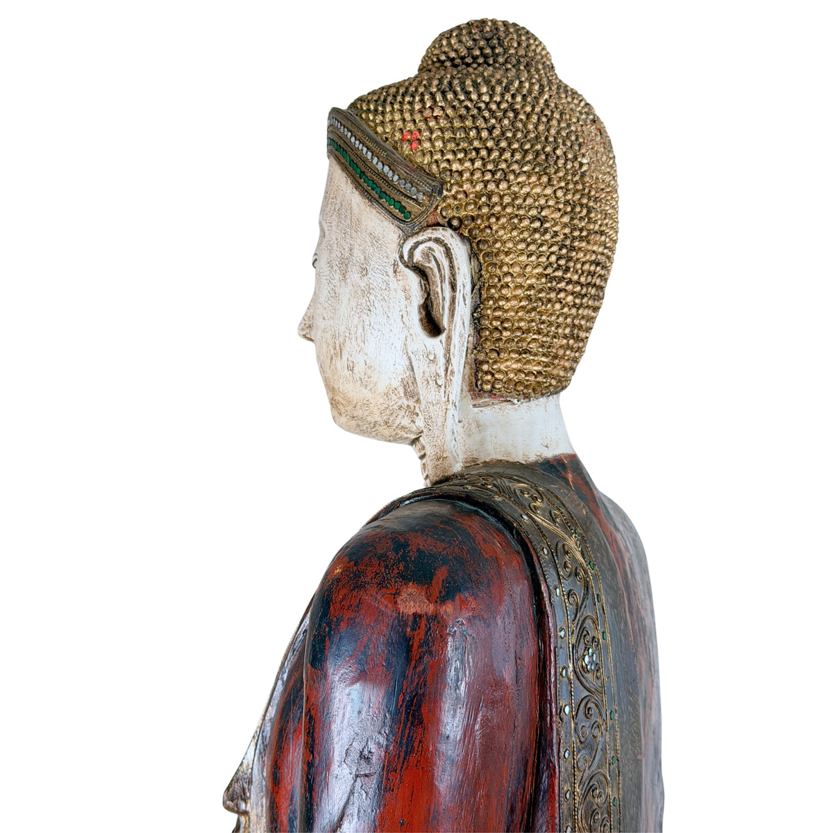 Detail van antieke Birmaanse Mandalay Boeddha met rood-zwart lakwerk