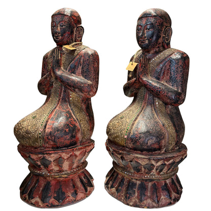Set van twee antieke Birmese monniken in de verfijnde Mandalay stijl.