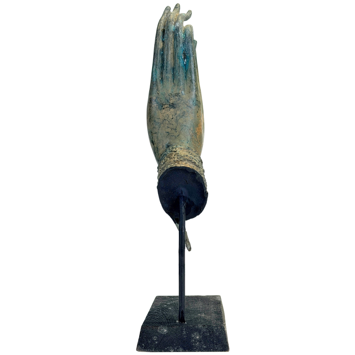 Achterzijde van antieke bronzen Boeddhahand op metalen museumstandaard