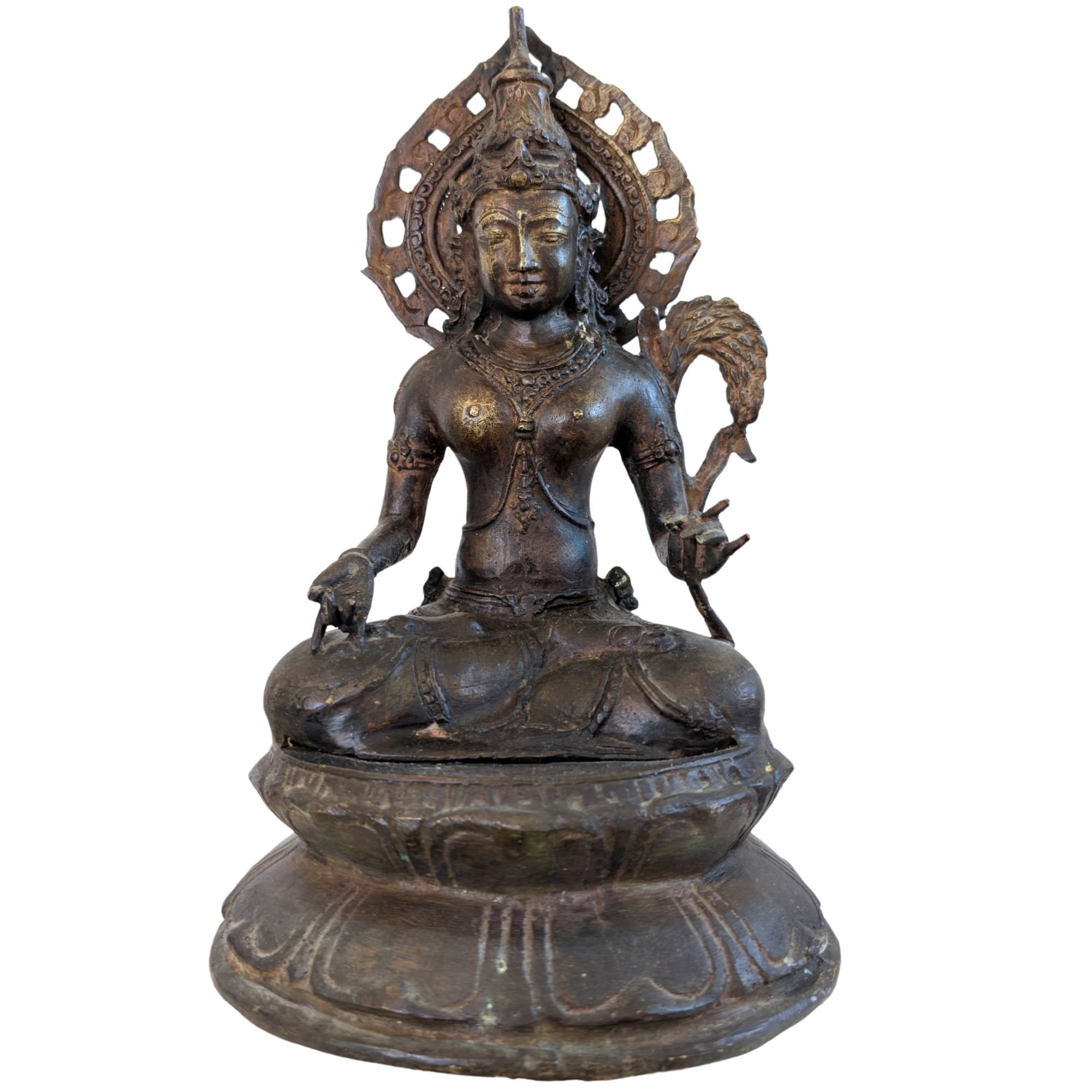 Antieke Javaanse bronzen Avalokiteshvara, bodhisattva uit de Indonesische boeddhistische beeldtraditie