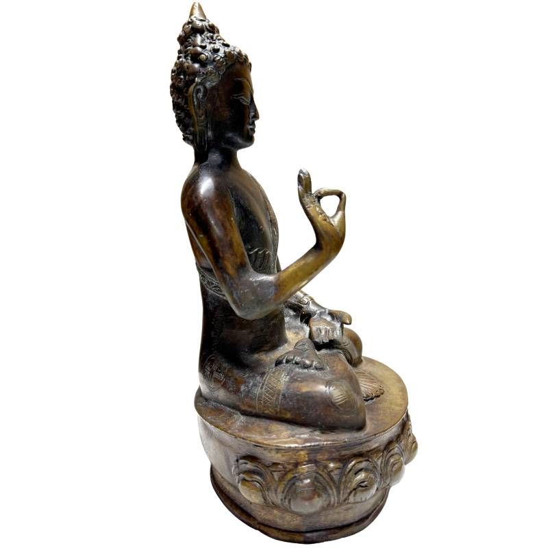 Antieke bronzen boeddha uit de Himalaya traditie op lotusbasis