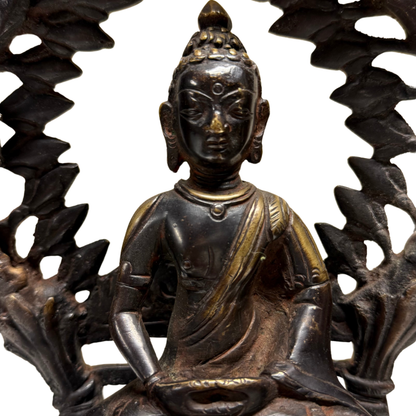 Antieke bronzen boeddha uit de Himalaya met vuurvergulding en aureool