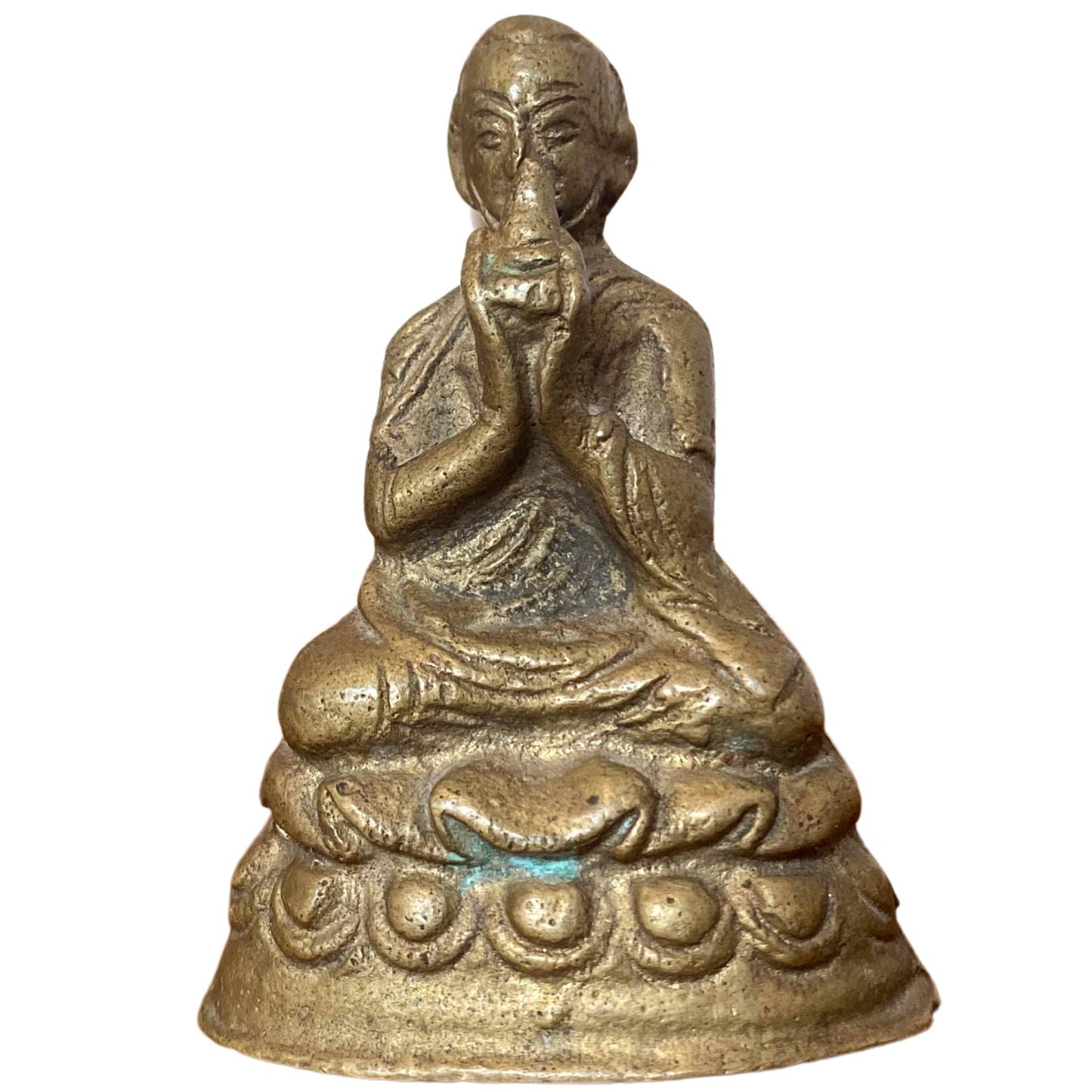 Vooraanzicht van een zittende Mahasiddha of Lama met uniek handgebaar bij de mond.